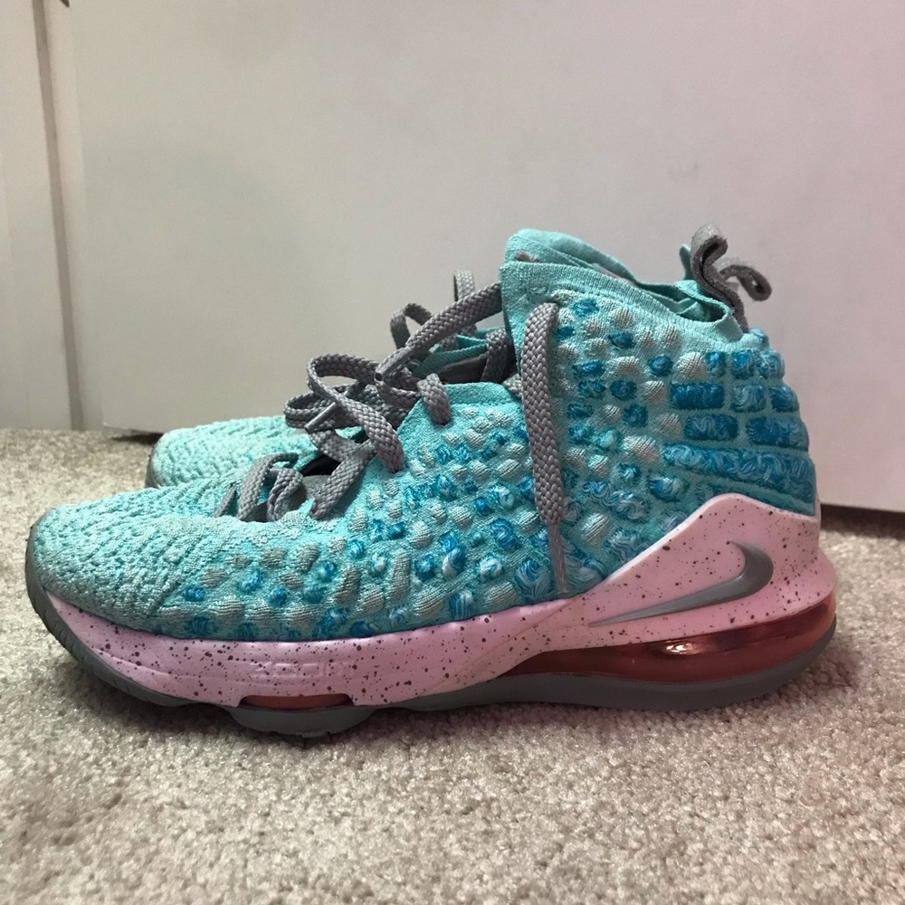 Lebron 17 basketball shoe
